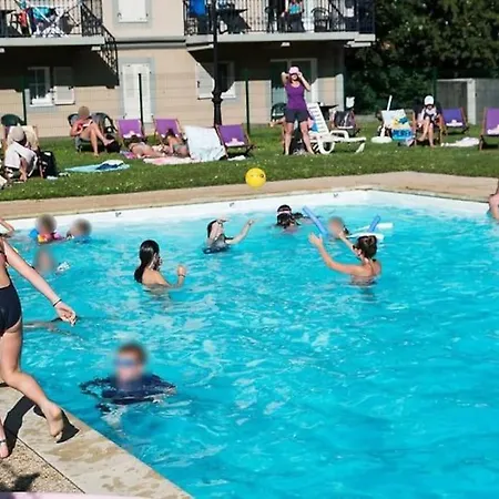 Next To The Lift! *3bed Apt* Sleeps 8* Parking* Pool Apartment