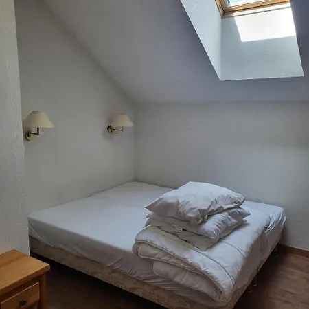 Next To The Lift! *3bed Apt* Sleeps 8* Parking* Pool Apartment