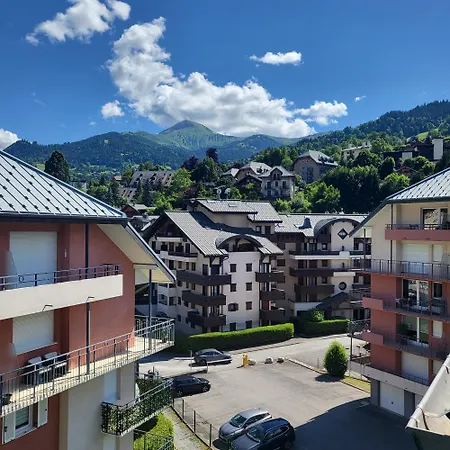 Apartment Next To The Lift! *3bed Apt* Sleeps 8* Parking* Pool *